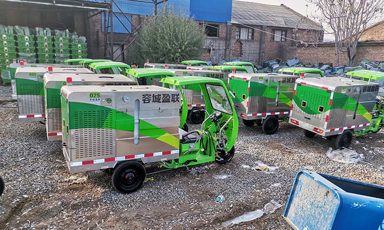 容城環(huán)衛(wèi)公司引進多功能高壓沖洗車到貨現(xiàn)場
