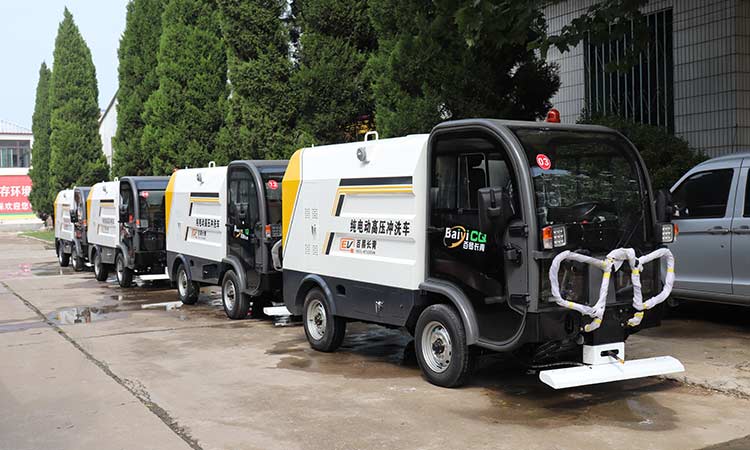 北京環(huán)衛(wèi)公司引進四輪多功能高壓沖洗車，用于道路快速保潔