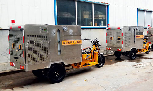 三輪高壓清洗車定制車身發(fā)貨現(xiàn)場(chǎng)