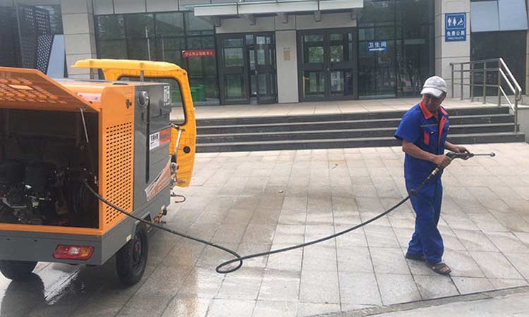 近日浙江環(huán)衛(wèi)公司引進(jìn)純電動高壓沖洗車，用于環(huán)衛(wèi)道路快速保潔