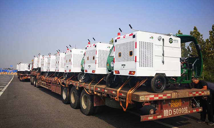 可上牌小型高壓清洗車(chē)交付使用現(xiàn)場(chǎng)，可用于環(huán)衛(wèi)人行道高壓清洗