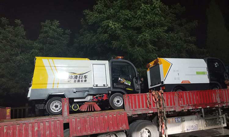 環(huán)衛(wèi)公司訂購純電動(dòng)四輪洗掃車訂單發(fā)貨