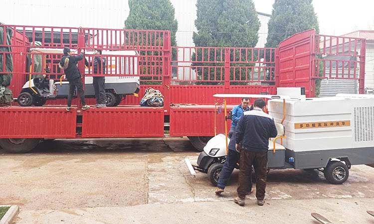 丹東環(huán)衛(wèi)公司訂購四輪多功能高壓清洗車