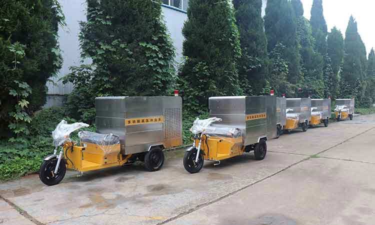 山東某環(huán)保公司的多臺(tái)道路高壓清洗車正在裝車準(zhǔn)備發(fā)貨