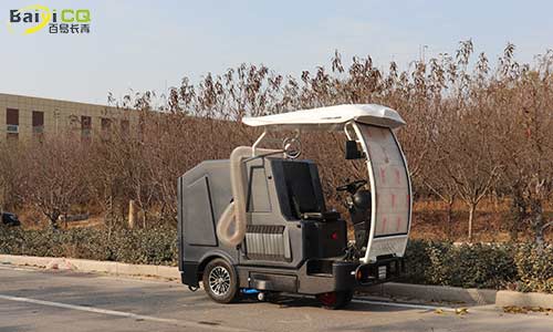 駕駛式樹葉收集車，人行道落葉收集好幫手