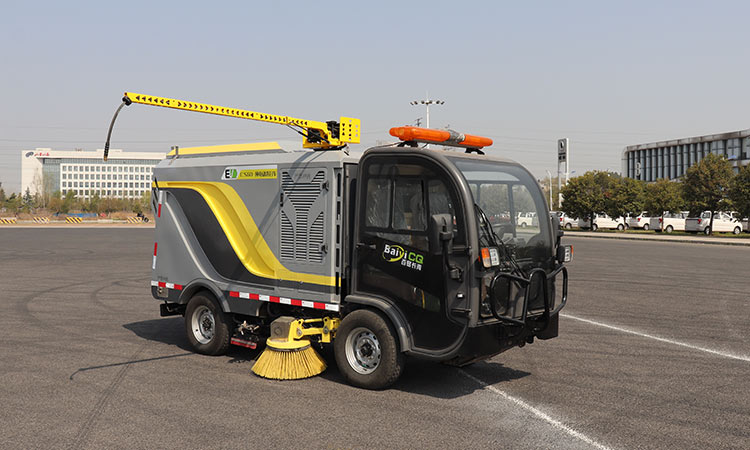 電動(dòng)高壓洗掃車全新升級，解決路邊停車位清潔難題。