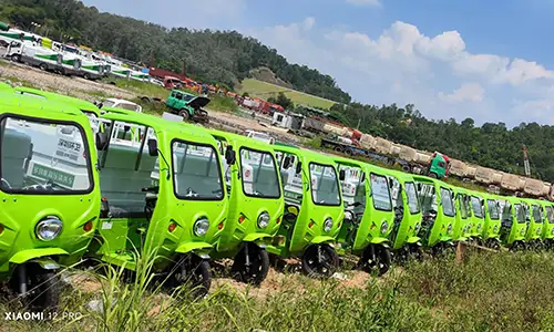 小型高壓清洗車抵達(dá)深圳某環(huán)衛(wèi)公司指定交接地點(diǎn)