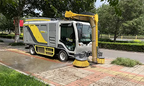 大面積吸樹葉的機(jī)器輕松解決樹葉收集轉(zhuǎn)運難題