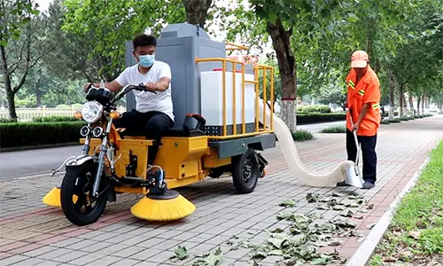 吸樹葉機(jī)器成堆，零散樹葉收集轉(zhuǎn)運