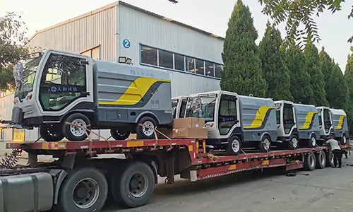 近日發(fā)往某環(huán)衛(wèi)公司的四輪多功能高壓清洗車已裝車準備出發(fā)