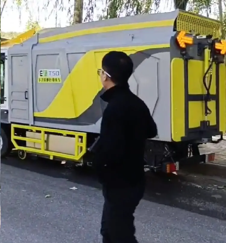 電動(dòng)樹葉收集車