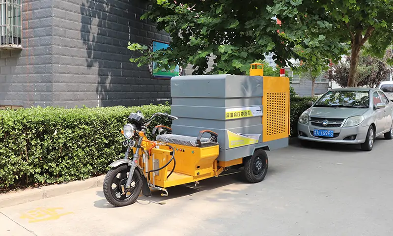 小型高溫高壓沖洗車工作原理？商業(yè)街油漬路面與井蓋清洗