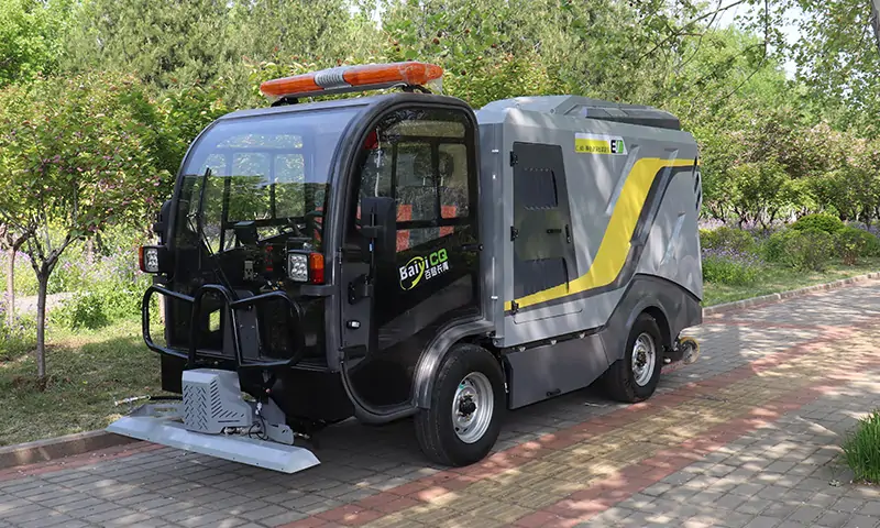 人行道輔道如何深度清洗？小型深度清潔車的實(shí)際使用效果怎么樣？