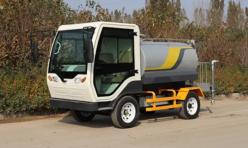 如何解決環(huán)衛(wèi)車(chē)輛無(wú)法進(jìn)入小區(qū)消毒抑塵的問(wèn)題？今天，介紹一款可解決此問(wèn)題的小型灑水抑塵車(chē)！