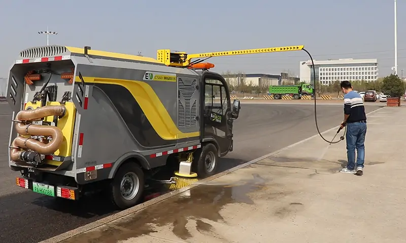 小型電動(dòng)洗掃車--路邊停放車輛，底部垃圾清理有竅門！省時(shí)還省力！