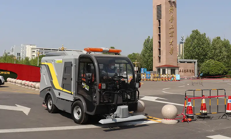 人行道、輔道也能使用的深度清潔車？打破傳統(tǒng)路面清掃模式，開創(chuàng)背街小巷深度清潔新時(shí)代！