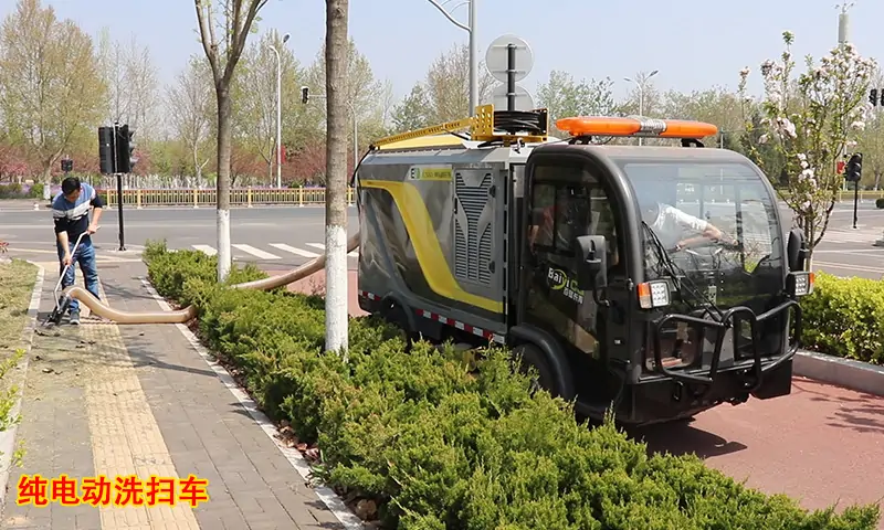 機(jī)場、學(xué)校、景區(qū)等路面清理效果一直不好？小型清潔設(shè)備廠家給您一個(gè)建議！