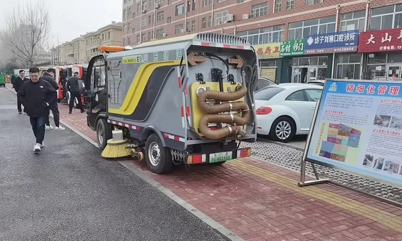 純電動(dòng)洗掃車現(xiàn)場試車，人行道路面洗掃引起關(guān)注，行人連連夸贊！