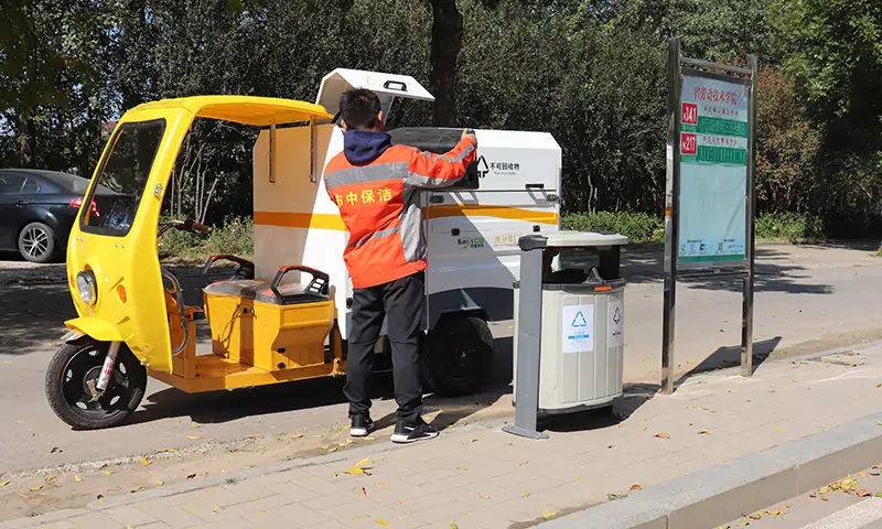 兩分類垃圾清運(yùn)車，小巧身姿，操作靈活，應(yīng)用廣泛！現(xiàn)場(chǎng)試車備受關(guān)注！