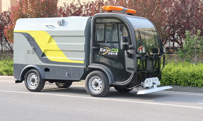 四輪多功能高壓清洗車！專項(xiàng)治理物業(yè)小區(qū)、景區(qū)、商業(yè)街道路面衛(wèi)生治理！