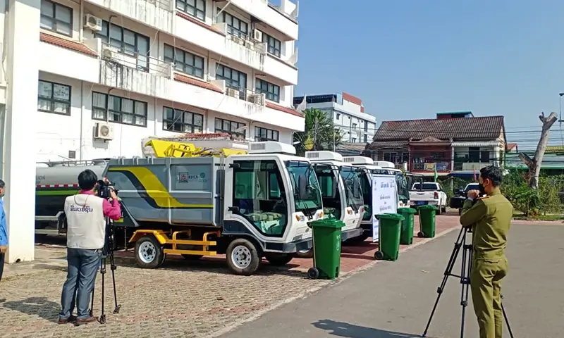 一輛車解決商業(yè)街道垃圾轉(zhuǎn)運(yùn)清理難題！后裝式垃圾清運(yùn)車，環(huán)衛(wèi)作業(yè)垃圾轉(zhuǎn)運(yùn)好幫手！