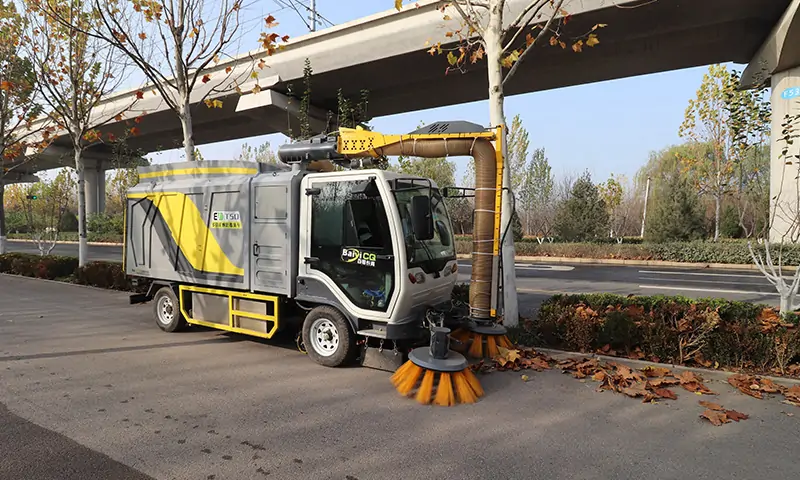 落葉收集大挑戰(zhàn)！秋季落葉收集專用車！純電動更環(huán)保，大容量垃圾箱滿足多場地需求！