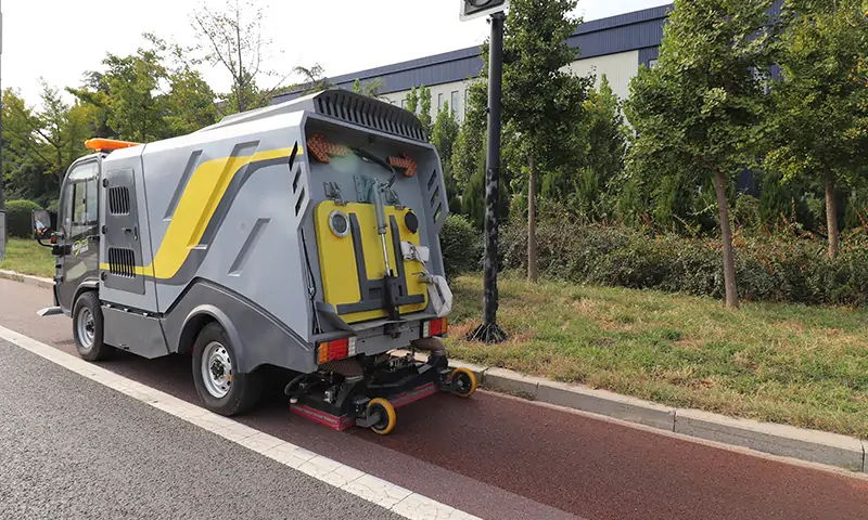 市政人行道太狹窄不好清理怎么辦？純電動(dòng)深度清潔車，一車多用，有效解決市政人行道清理難題！