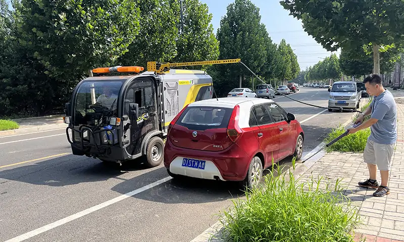 純電動(dòng)洗掃車輔道人行道顯身手！狹窄道路洗掃，高壓沖洗人行道，車輛過后地面整潔又衛(wèi)生！