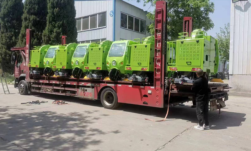 百易三輪駕駛式樹葉收集車發(fā)車！操作簡單，輕輕松松搞定落葉收集轉(zhuǎn)運難題！