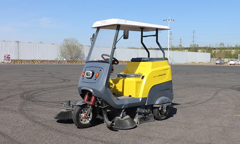 純電動(dòng)清掃車(chē)！體積小巧，通過(guò)性強(qiáng)，單人駕駛操作無(wú)壓力，一起來(lái)看一下吧！