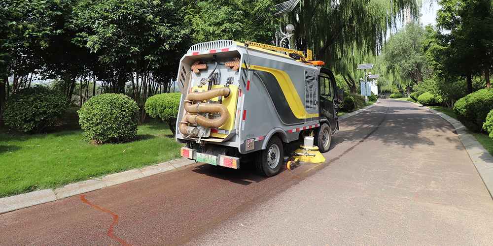 純電動(dòng)樹葉收集車_多功能樹葉收集車_吸入式樹葉收集車_吸樹葉粉碎收集一體車