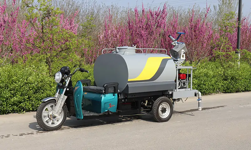 三輪灑水車(chē)，別看它小，用處可不少：霧炮、灑水、高炮樣樣齊全，景區(qū)物業(yè)工地都能使用！