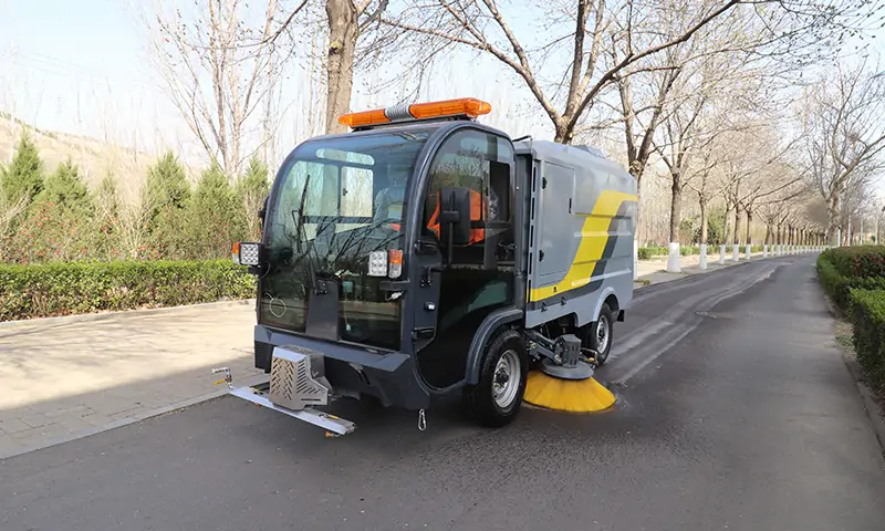 純電動(dòng)洗掃車背街小巷顯神通，洗掃全面，操作簡單獲得認(rèn)可