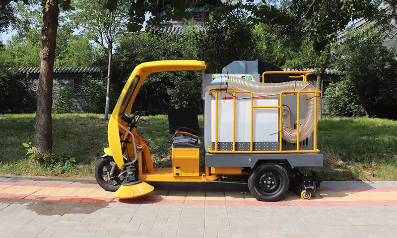 高效便捷的秋季落葉收集轉(zhuǎn)運專用車輛，三輪駕駛式樹葉收集車！