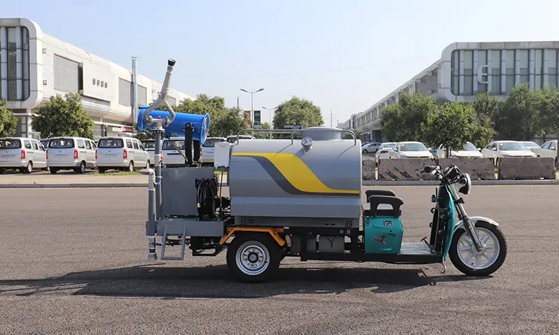 小型三輪灑水車：物業(yè)景區(qū)園林的理想養(yǎng)護利器
