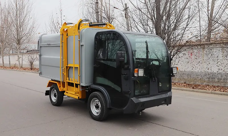 側(cè)裝式垃圾清運(yùn)車，操作簡(jiǎn)單，運(yùn)載量大，環(huán)衛(wèi)道路垃圾轉(zhuǎn)運(yùn)專業(yè)設(shè)備