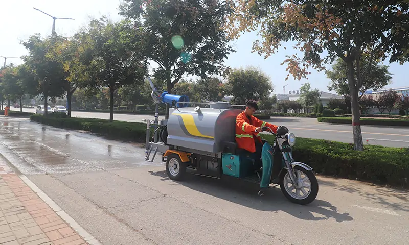 小型三輪灑水車(chē)：城市清潔得力助手