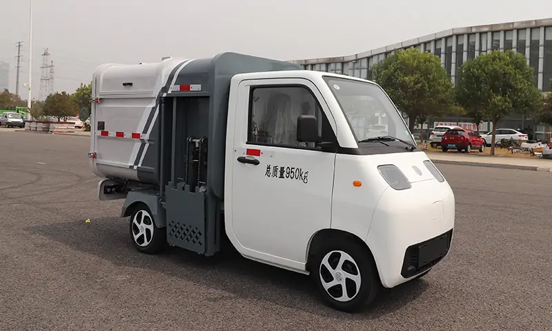 新款側裝式垃圾清運車：物業(yè)景區(qū)道路垃圾桶垃圾轉運的專業(yè)設備