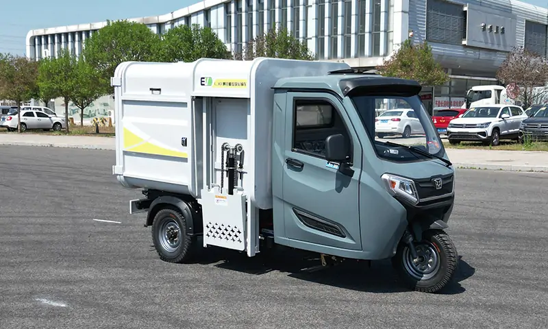 新款側(cè)裝式垃圾清運(yùn)車(chē)：物業(yè)景區(qū)道路垃圾桶垃圾轉(zhuǎn)運(yùn)專(zhuān)業(yè)設(shè)備