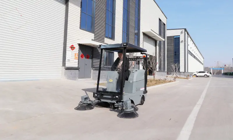 便捷高效的環(huán)保衛(wèi)士——純電動(dòng)三輪駕駛式清掃車助力城市潔凈升級