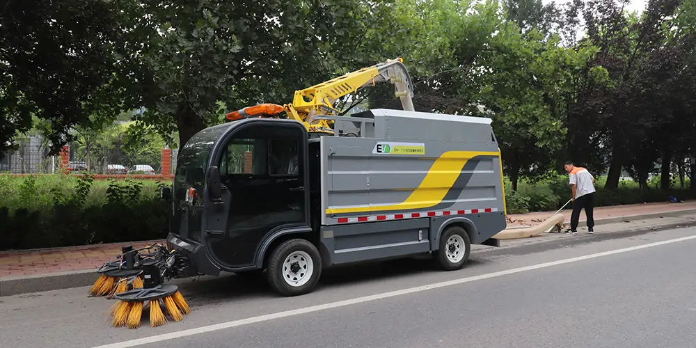 樹葉收集車，新能源樹葉收集車，多功能樹葉收集車，四輪樹葉收集車