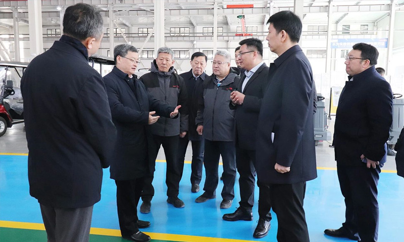熱烈歡迎濟(jì)南市長(zhǎng)于海田蒞臨巨能智造產(chǎn)業(yè)園區(qū)調(diào)研復(fù)工及科技創(chuàng)新發(fā)展情況！深入山東百易新能源環(huán)衛(wèi)車(chē)總裝車(chē)間參觀指導(dǎo)！