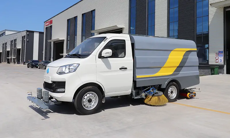 新能源純電動(dòng)洗掃車(chē)，高效洗掃，徹底解決輔道、非機(jī)動(dòng)車(chē)道等狹窄路段路面清潔問(wèn)題