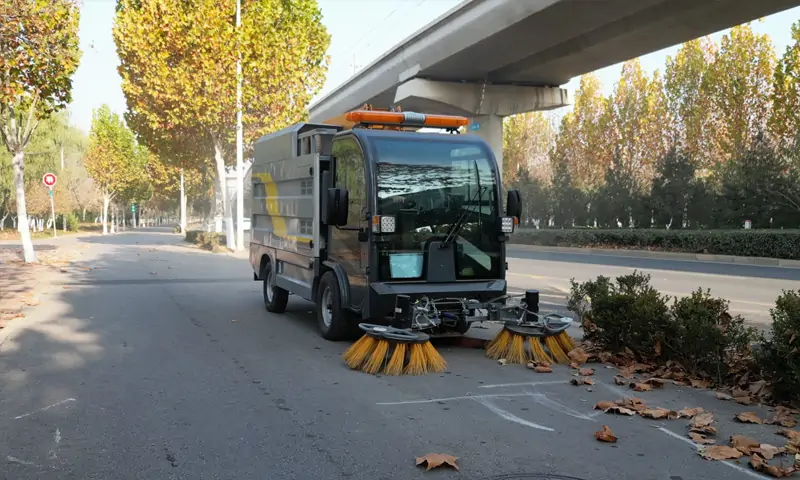 純電動樹葉收集車：高效環(huán)保的秋季環(huán)衛(wèi)利器
