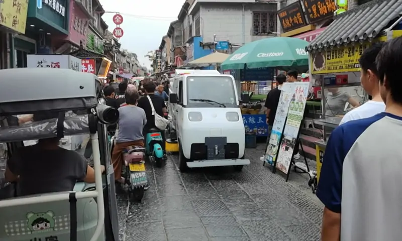 新能源洗掃車(chē)現(xiàn)場(chǎng)實(shí)拍：助力城市環(huán)衛(wèi)，打造綠色環(huán)保新標(biāo)桿